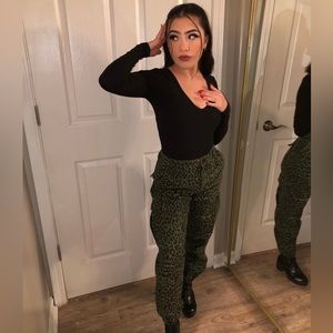 Baggy army green jean joggers 🐆